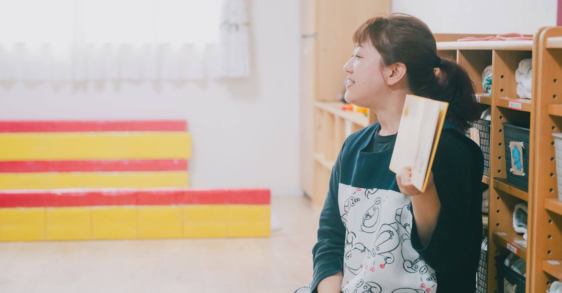絵本を読み聞かせる先生