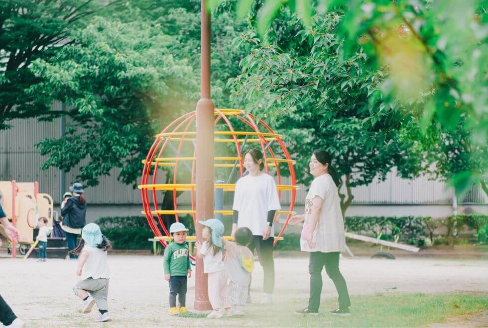 公園で遊ぶ園児