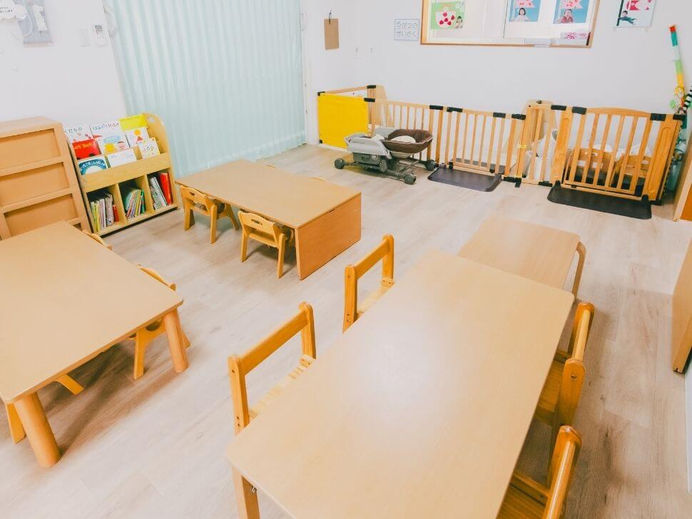白い壁紙、床と備品は木調に統一