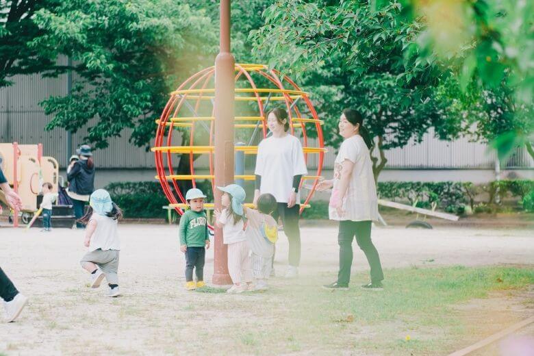 公園で遊ぶ園児