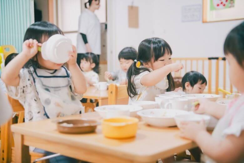 給食をみんなで食べる