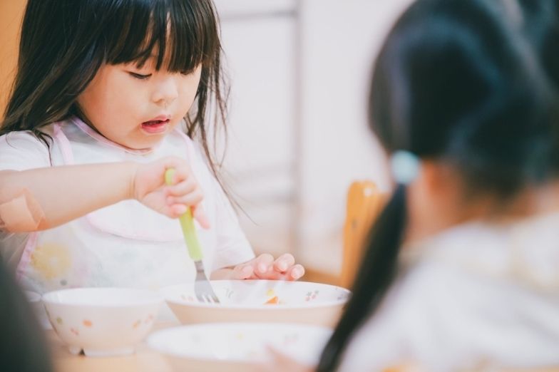 給食をみんなで食べる